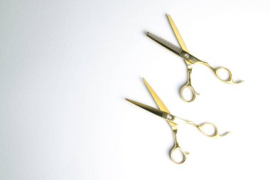 Beyaz arka planda izole edilmiş saç kesimi için makası aç. Üst Görünüm