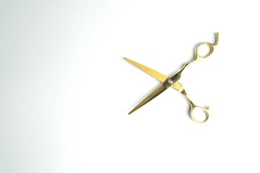 Beyaz arka planda izole edilmiş saç kesimi için makası aç. Üst Görünüm