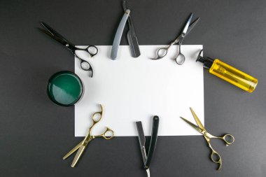 Makas, saç kesme makası, tarak, tehlikeli jilet, siyah arka planda beyaz bir çarşafta saç kesimi için jöle. Kuaför konsepti.