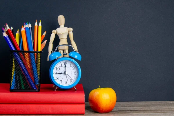 Twee Rode Boeken Staan Tafel Boeken Staan Blauwe Horloges Een — Stockfoto