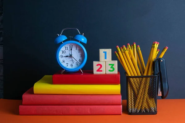 Une Pile Livres Une Fleur Verte Une Horloge Bleue Verre — Photo