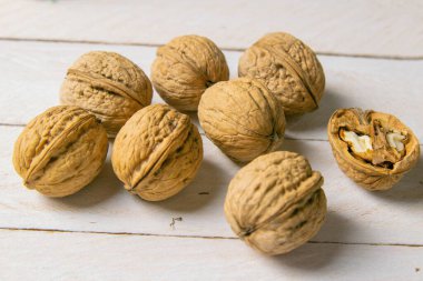 Beyaz ahşap masaya saçılmış ceviz yakın çekim.