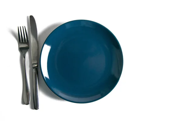 Assiette Vide Bleue Avec Fourchette Couteau Isolés Sur Fond Blanc — Photo