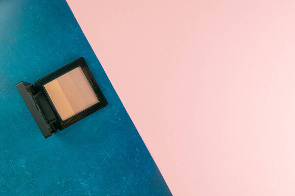 Цветные оттенки для макияжа на розовом столе. Топовые виды. Плоская укладка. Копирование пространства
.