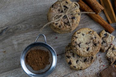 Marşmelovlu kakao, çikolatalı fırın ve ahşap bir masada duran çikolata dilimleri..