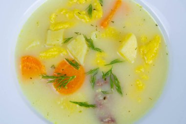 Mantarlı, havuçlu ve peynirli patates kremalı çorba. Üst Manzara. Kapat..