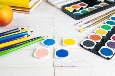 Renkli boya ve fırçaların üst görüntüsü. Yaratıcı fikirler, yaratıcılık ve erken öğrenme. Eğitim kavramı.