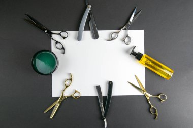 Makas, saç kesme makası, tarak, tehlikeli jilet, siyah arka planda beyaz bir çarşafta saç kesimi için jöle. Kuaför konsepti.