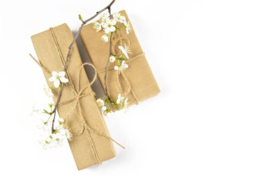 Eco Craft 'a sarılı afiş bayramları beyaz masa manzaralı hediye kutuları sunar. Düz yatıyordu. Boşluğu kopyala.