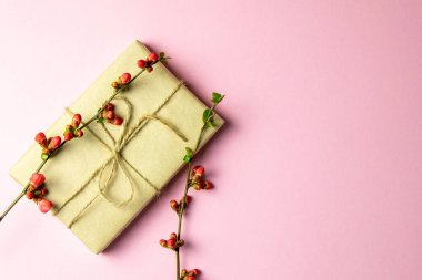 Eko-el sanatları bayramına sarılı afiş hediye kutuları sunar. Masa başı manzaralı. Düz yatıyordu. Boşluğu kopyala.