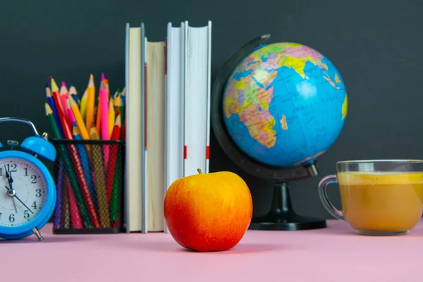 Apple Staat Voorgrond Achter Hem Staan Een Stapel Boeken Een — Stockfoto