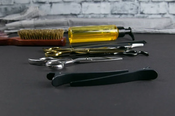 Friseurwerkzeuge Schere Haarschneidemaschine Kamm Gefährliches Rasiermesser Haargel Stehen Auf Schwarzem — Stockfoto