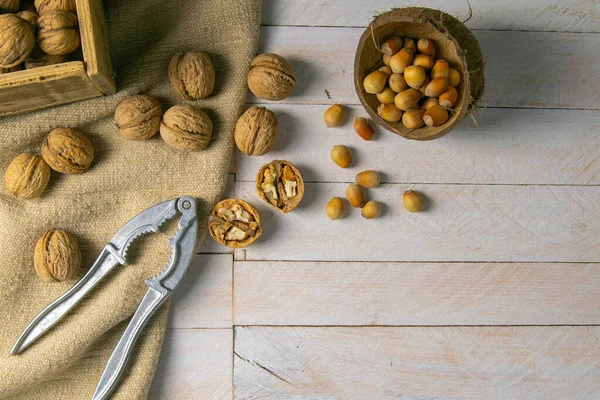 Walnüsse Einer Holzkiste Neben Einer Haselnuss Einer Kokosnussschale Nüsse Verstreut — Stockfoto