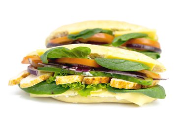 İtalyan ciabatta sandviçi, tavuk, peynir, domates, avokado, marul. Beyaz arkaplanda izole