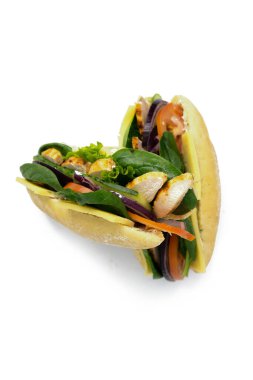 İtalyan ciabatta sandviçi, tavuk, peynir, domates, avokado, marul. Beyaz arkaplanda izole