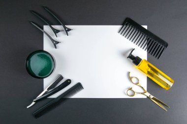 Makas, saç kesme makası, tarak, tehlikeli jilet, siyah arka planda mavi bir çarşafta saç kesimi için jöle. Kuaför konsepti.