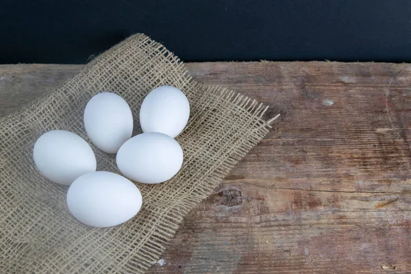 Uova Bianche Stanno Una Iuta Tavolo Legno Vista Dall Alto — Foto Stock
