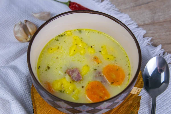 Σούπα Πατάτας Μανιτάρια Καρότα Και Τυρί Στο Πάνω Μέρος Σούπα — Φωτογραφία Αρχείου