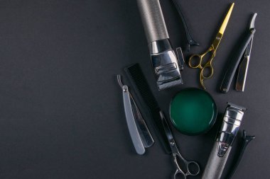 Makas, saç makası, tarak, tehlikeli jilet, siyah arka planda saç kesimi için jöle. Kuaför konsepti.