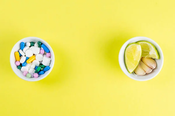 Lima Jengibre Contra Tabletas Multicolores Concepto Elegir Una Dieta Saludable —  Fotos de Stock