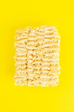 Tahta çubuklu anlık erişteler. Sarı arka planda Asya fast food 'u. Üst Görünüm.