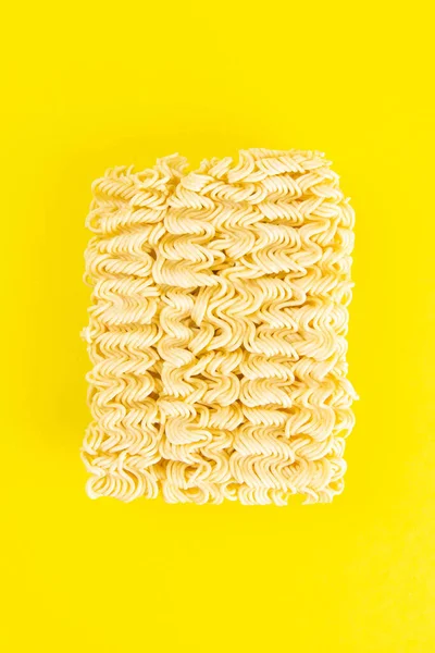 Fideos Instantáneos Con Palos Madera Comida Rápida Asiática Sobre Fondo — Foto de Stock