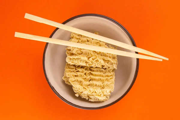 Instant Noedels Met Houten Stokjes Aziatisch Fastfood Een Oranje Achtergrond — Stockfoto