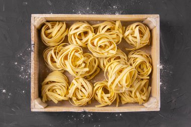 Tahta bir kutuda çiğ tagliatelle. Üst Görünüm