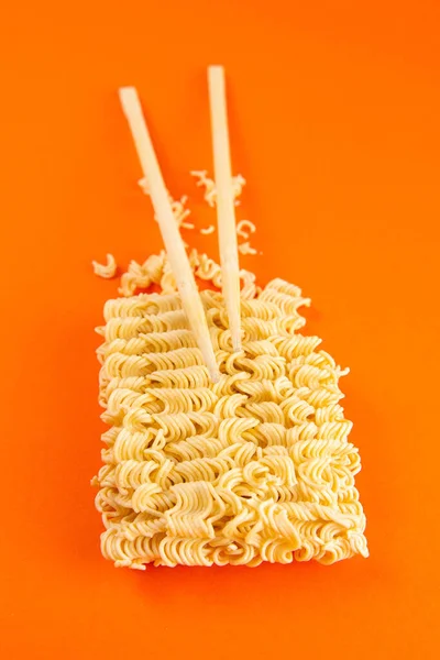 Fideos Instantáneos Con Palos Madera Comida Rápida Asiática Sobre Fondo — Foto de Stock