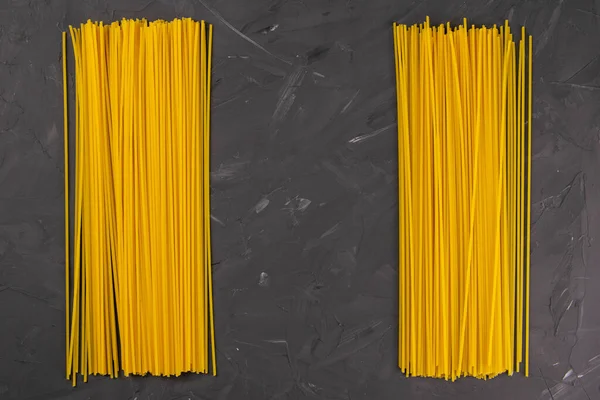 Espaguetis Largos Amarillos Sobre Fondo Oscuro Vistas Superiores Con Espacio — Foto de Stock