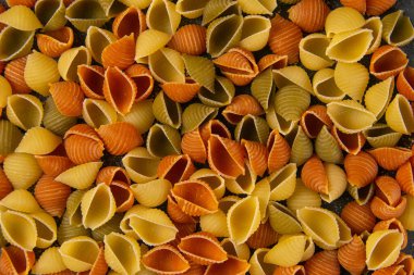 Siyah arkaplanda izole edilmiş farklı renklerin konchiglie yapıştırıcısı.