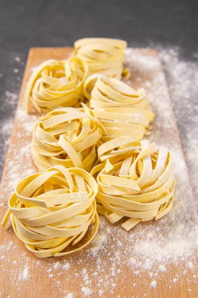 Různé Italské Domácí Syrové Nevařené Špagety Tagliatelle Moukou Dřevěné Desce — Stock fotografie