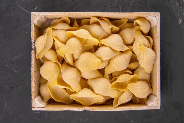 Raw Pasta Shells Wooden Box Black Wooden Background Top Views — Stock Photo, Image