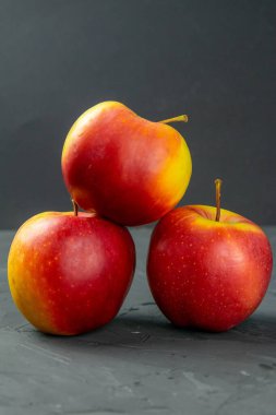 Elmalar siyah taş masa arkasında. Ön görünüm