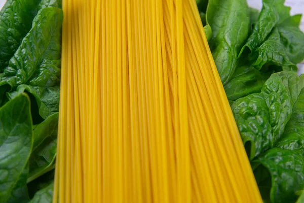 Diseño Creativo Hecho Espinacas Fideos Sobre Fondo Madera Blanca Acostado — Foto de Stock