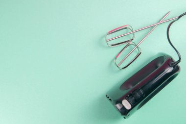 Nane arkaplanda izole edilmiş kırbaç veya yumurtaları karıştırmak için mutfak elektrikli el mikseri. Açık alanlı en üstteki görünüm