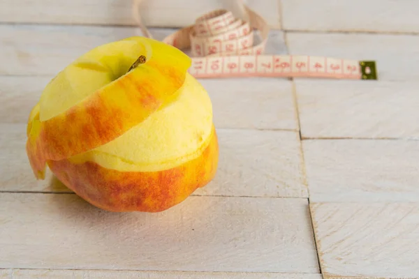 健康的なライフスタイルのコンセプト 白い木製のテーブルの上に黄色のリンゴとセンチメートルのクローズアップとコピースペース フルーツダイエットコンセプト — ストック写真