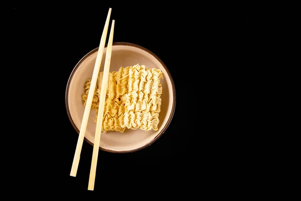 Fideos Instantáneos Con Palos Madera Comida Rápida Asiática Sobre Fondo — Foto de Stock