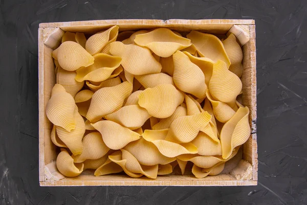 Raw Pasta Shells Wooden Box Black Wooden Background Top Views — Stock Photo, Image