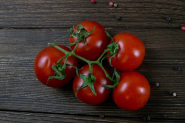 Koyu tahta yemek fotoğrafçılığında olgun kırmızı kiraz domatesleri. Üst görünüm, yakın plan.