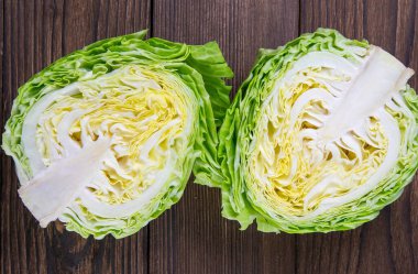 Tahta bir masada olgun beyaz lahana. Üst görünüm, yakın plan.