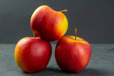 Elmalar siyah taş masa arkasında. Ön görünüm