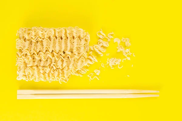 Fideos Instantáneos Con Palos Madera Comida Rápida Asiática Sobre Fondo — Foto de Stock