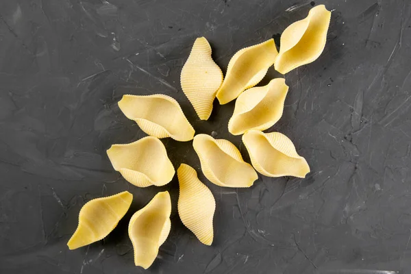 Pastas Crudas Forma Conchiglie Concha Aisladas Sobre Fondo Negro Top — Foto de Stock