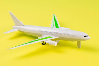 Sarı arka planda minyatür oyuncak uçak. Uçakla yolculuk. Üst Görünüm