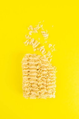 Tahta çubuklu anlık erişteler. Sarı arka planda Asya fast food 'u. Üst Görünüm.