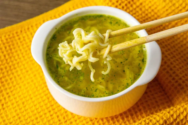 Los Tallarines Sobre Plato Blanco Con Los Palillos Por Madera — Foto de Stock