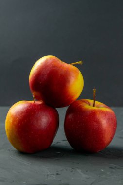 Elmalar siyah taş masa arkasında. Ön görünüm