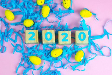 Ahşap küplerle ilgili Paskalya haberi ve bayramlık paskalya arkaplan kompozisyonu olarak birden fazla yumurta süslemesi ile çevrili..