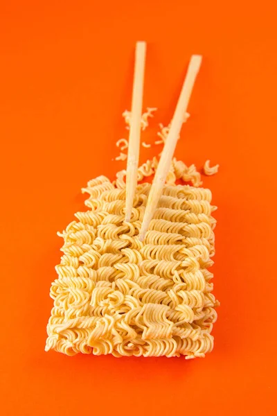 Fideos Instantáneos Con Palos Madera Comida Rápida Asiática Sobre Fondo — Foto de Stock